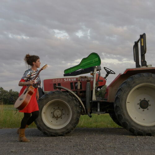 Eva Lynn rennt mit Gitarre um Traktor