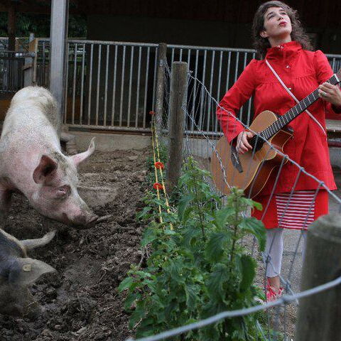 Eva Lynn spielt für Schweine im Wagerenhof