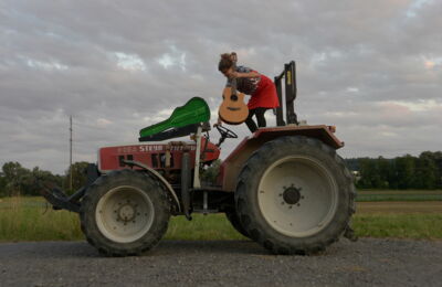 Evelyn Funkhouser als Traktoristin + Musikerin