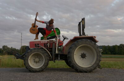 Evelyn Funkhouser als Traktoristin + Musikerin