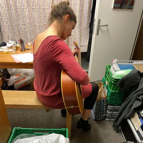 Eva Lynn stimmt Gitarre